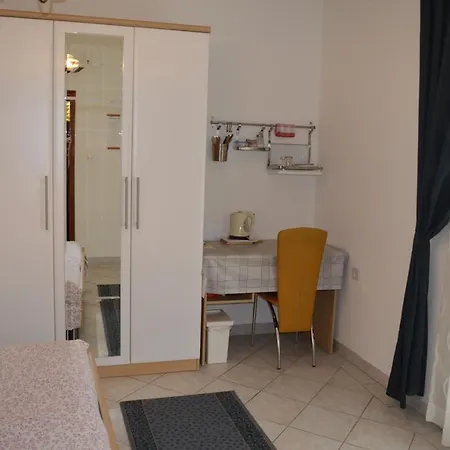 Rooms & Apartments Kvasic Krk Town Zewnętrze zdjęcie