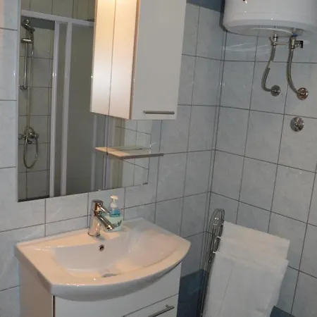 Rooms & Apartments Kvasic Krk Town Zewnętrze zdjęcie